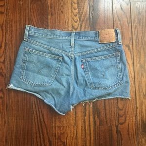 LEVI VINTAGE SHORTS SIZE 27 / 28